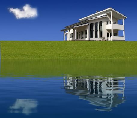 Casa su prato e acqua Fotolia 2